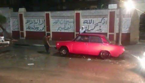 سيارة عالقة   في أحد بالوعات صرف الامطار في مدينة المحلة الكبرى