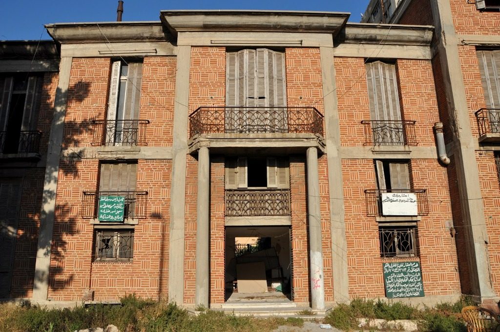 بالصور…صاحب فيلا من التراث القديم بالإسكندرية يهدمها ويخالف قرار رئيس الوزراء