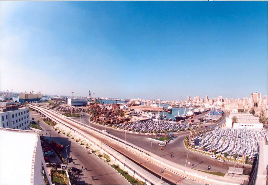 نشاط في حركة السفن والشاحنات واستقبال السلع بميناء الاسكندرية.