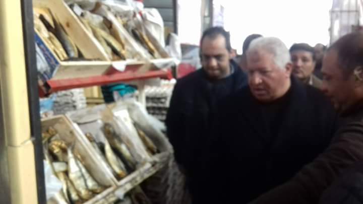 وكيل وزارة التموين بالغربية يوجه بشن حملات رقابية على منافذ السلع التموينية والبقالين ويضخ كميات إضافية من السكر
