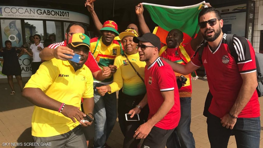 الجماهير المصرية في مطار ليبرفيل منتقلة الي ملعب المباراة لتشجيع منتخب مصر