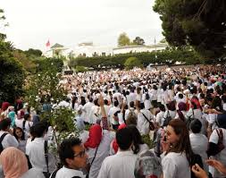 اطباء تونسيين ينظموا وقفة إحتجاجية إحتجاجا علي وقف زميل لهم