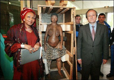 امرأة افريقية حولتها أوروبا الي حيوان إ غراء !!