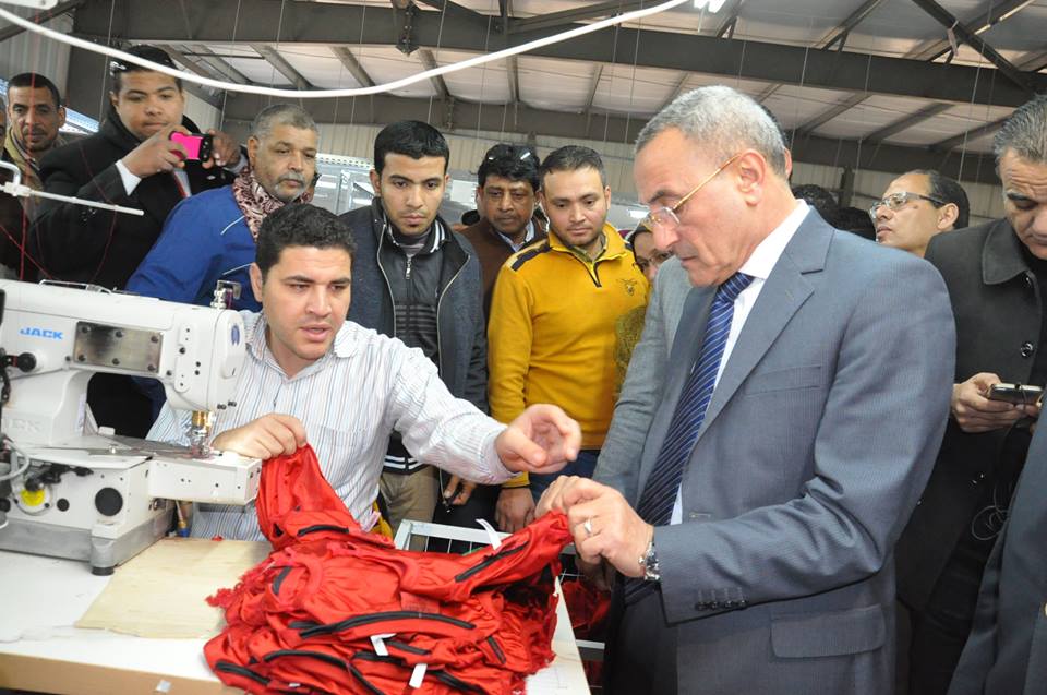 محافظ القليوبية يتفقد مصانع «وظيفتك جنب بيتك»  بقريتى طحله وكفر شكر