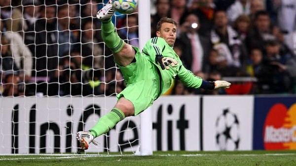 نوير يعلن رأيه في حارسي أرسنال قبل مواجهة بايرن ميونيخ