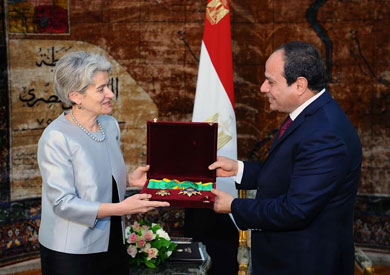 السيسي يهدى مديرة منظمة «اليونسكو» وسام الجمهورية
