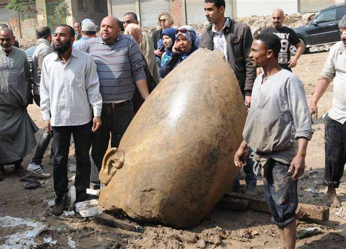 اكتشاف تمثال أثري أثناء  الحفر بالمطرية
