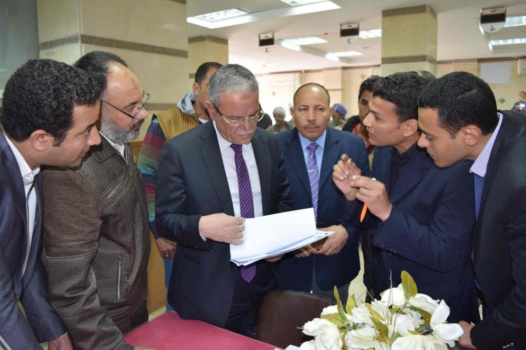 محافظ المنيا يتفقد المركز التكنولوجى لخدمة المواطنين بمجمع المصالح