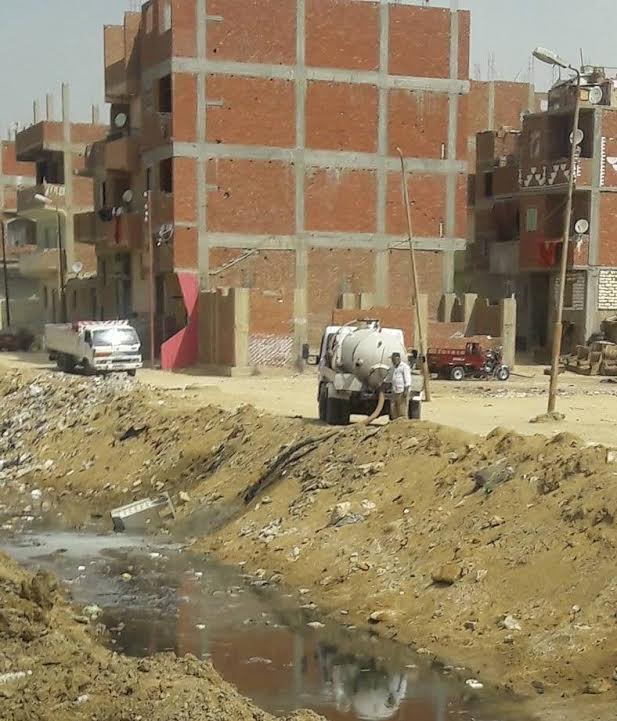 بالصور..سيارة حى الجناين بالسويس تلقى مياه الصرف الصحى بمصرف الأراضى الزراعية