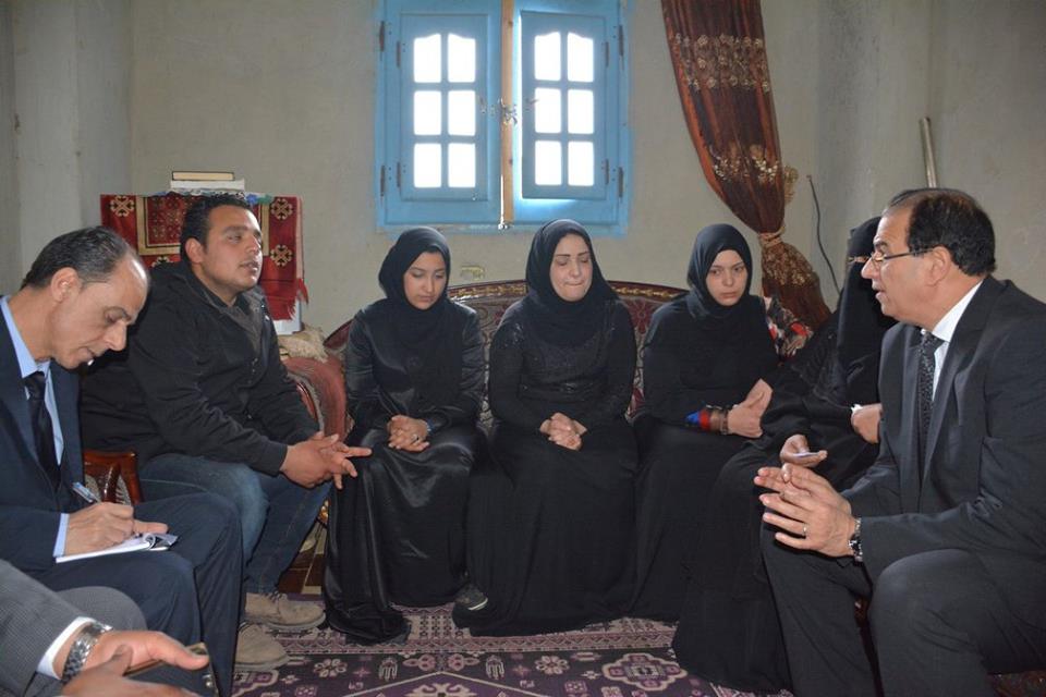 محافظ الدقهلية يقدم العزاء لأسرة الشهيد محمد محمود اسماعيل ابن مركز نبروه