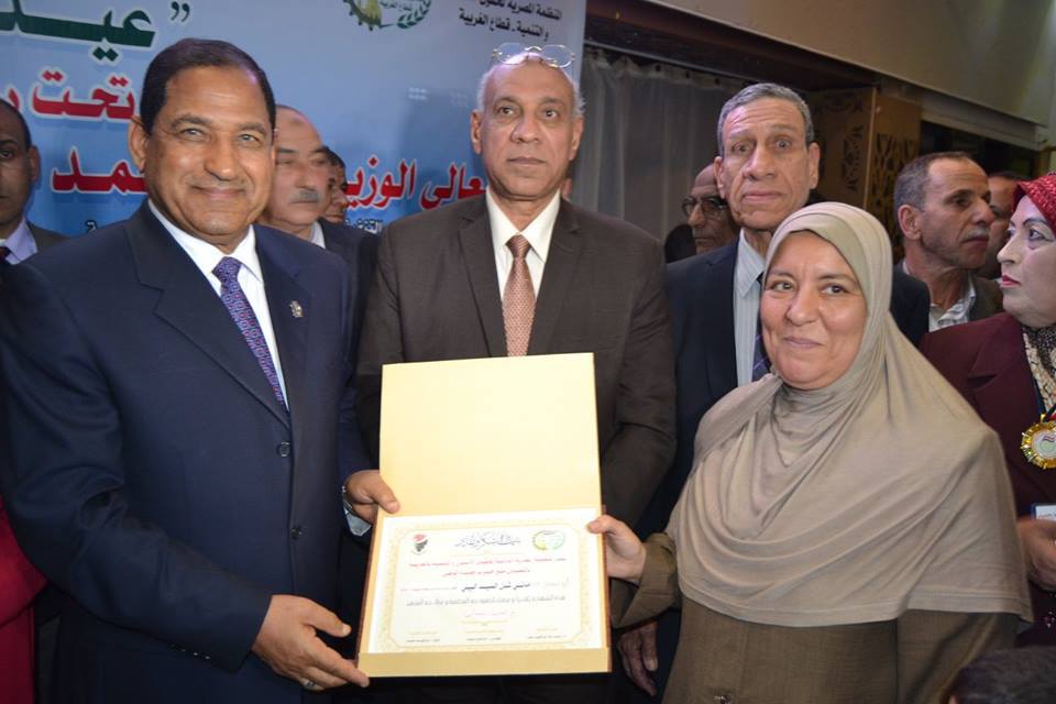تكريم الام الممثالية بحضور محافظ الغربية