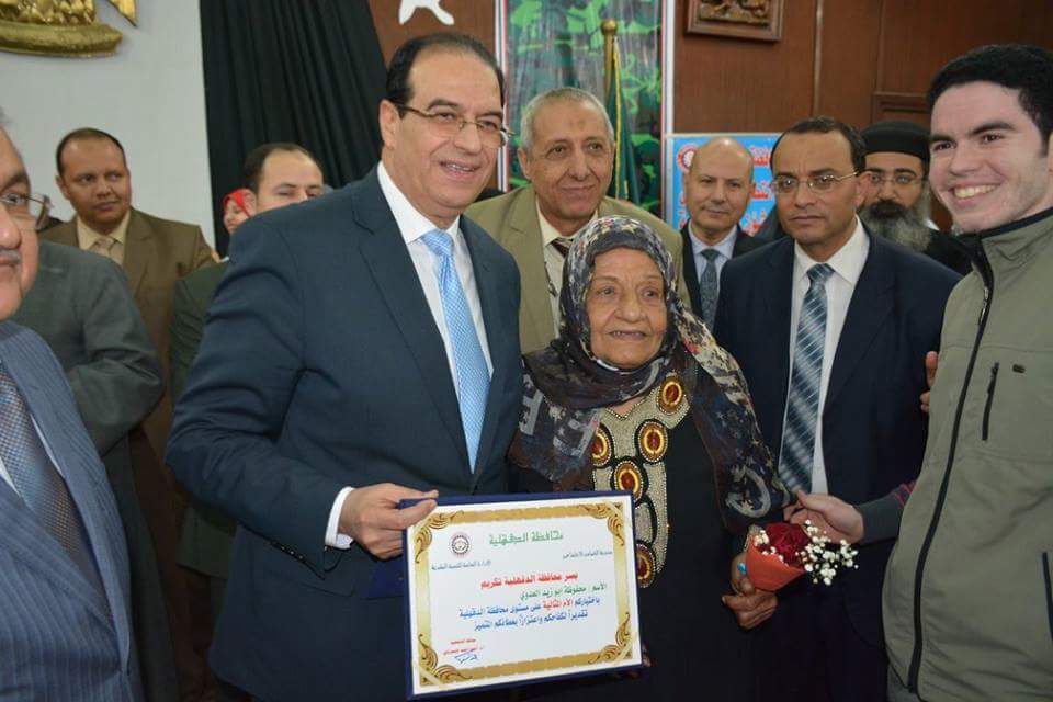 محافظ الدقهلية يكرم محفوظة بائعة الثلج ويشيد بكفاحها