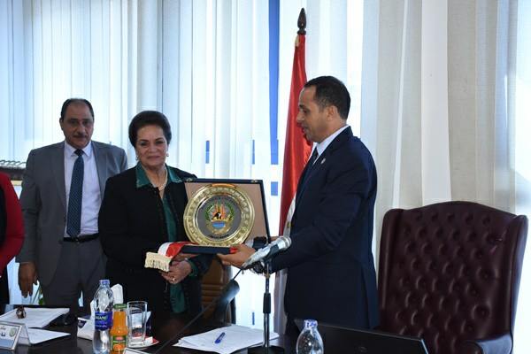 رئيس جامعة دمنهور يكريم محافظ البحيرة ويهديها درع الجامعة