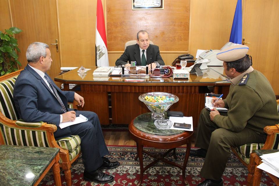 محافظ دمياط يلتقى مدير المرور لبحث مشكلات التكاتك والتاكسى