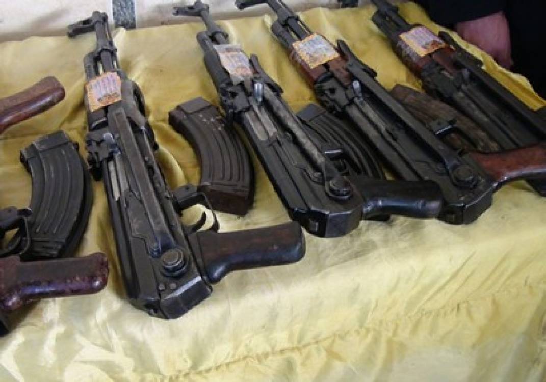 ضبط 46 قطعة سلاح خلال حملات أمنية بالدقهلية ودمياط وبورسعيد.