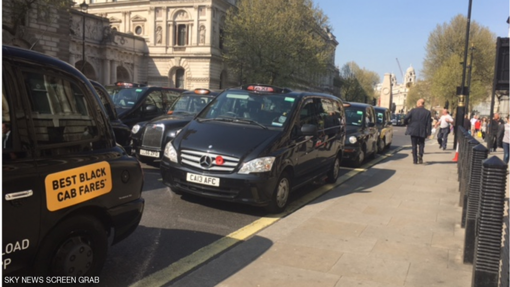 وقفة إحتجاجية لسيارات الأجرة في وسط لندن بسبب “أوبر”