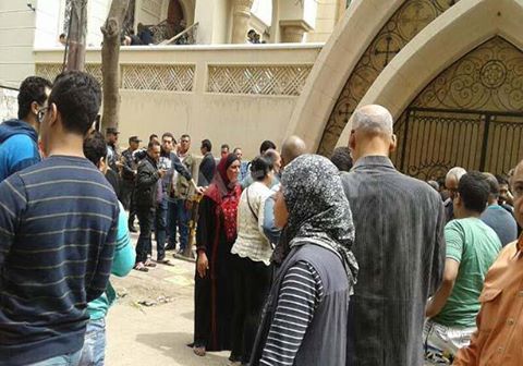 الهدوء يسيطر على المشهد أمام كنيسة طنطا.. والأهالي يتبرعون بالعلاج والدم