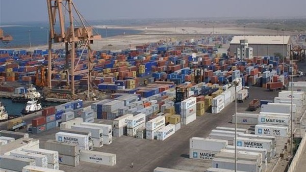 ضبط بندقية قنص وذخيرة وأدوات تجميل قبل تهريبها من ميناء بورتوفيق