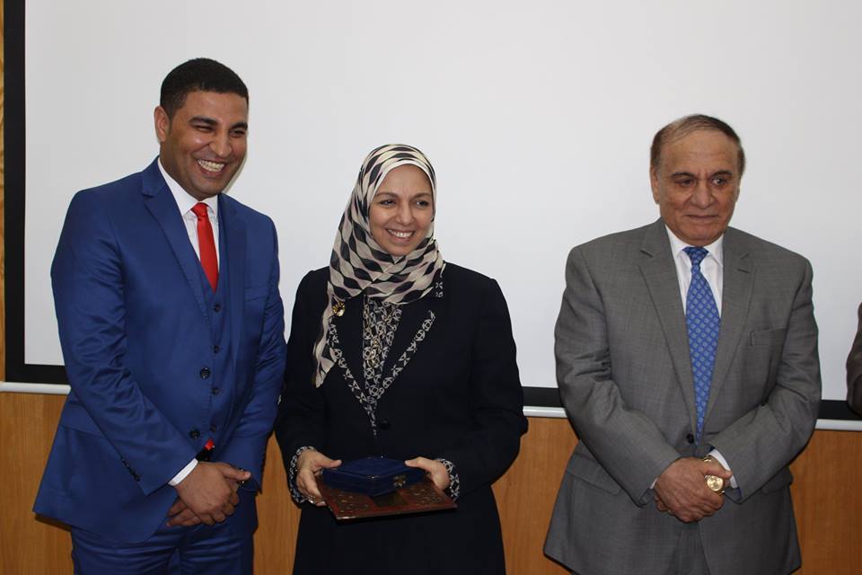 “رئيس جامعة الفيوم يكرم قيادات الجامعة و الأمهات المثالية والأرامل العاملات بالجامعة إحتفالا بالمرأة المصرية ويوم اليتيم”