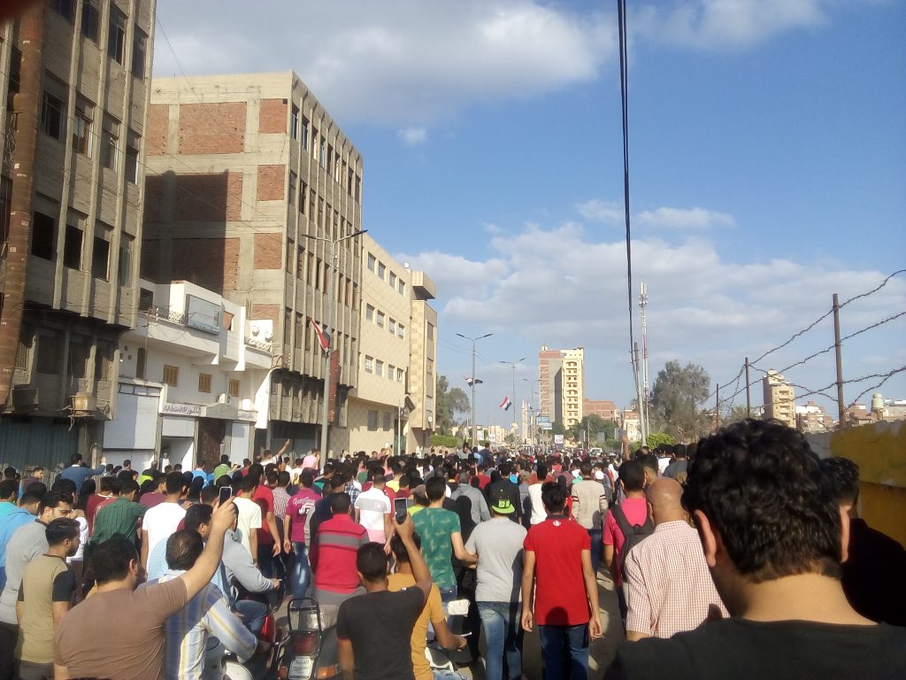 الاالاف يشيعون جثمان قتيل واقعة “كوب الشاي” بالغربية