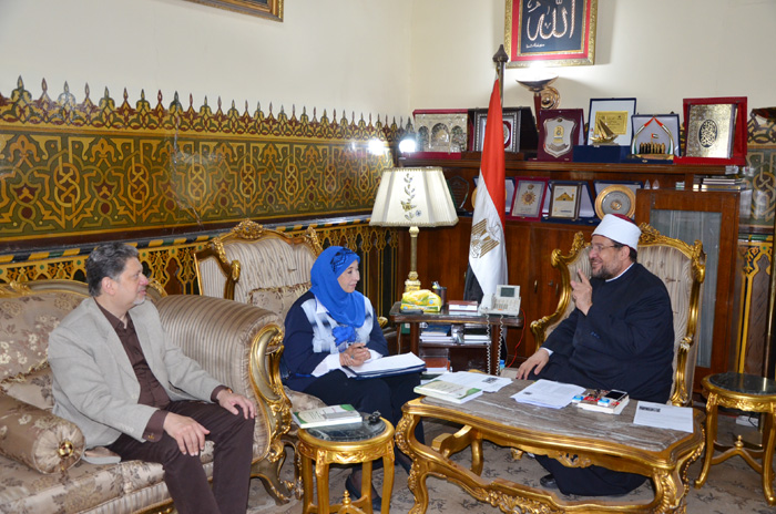 وزير الاوقاف يعقد إجتماع تحضيري  للبرنامج الرمضاني الجديد (مع الشباب)