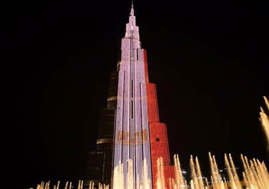 برج خليفة بالإمارات يكتسى بألوان العلم المصرى تضامناً مع شهداء حادث المنيا الإرهابى