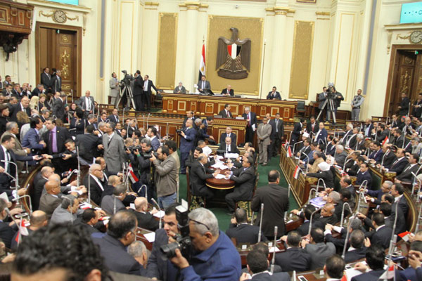 الحكومة للبرلمان “لو موافقتوش علي العلاوة هنسحبها”