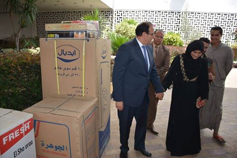 محافظ الدقهلية يساهم بتجهيز نجلة شهيد بالدقهلية