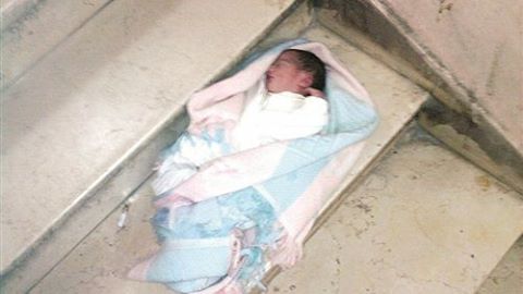 العثور علي طفل حديث الولادة بالمحلة