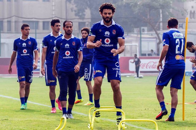 “البدري” يجتمع بلاعبيه في محاضرة فنية قبل بدء التدريب