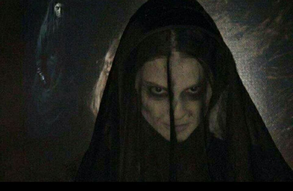 “المرأة ذات الرداء الأسود”