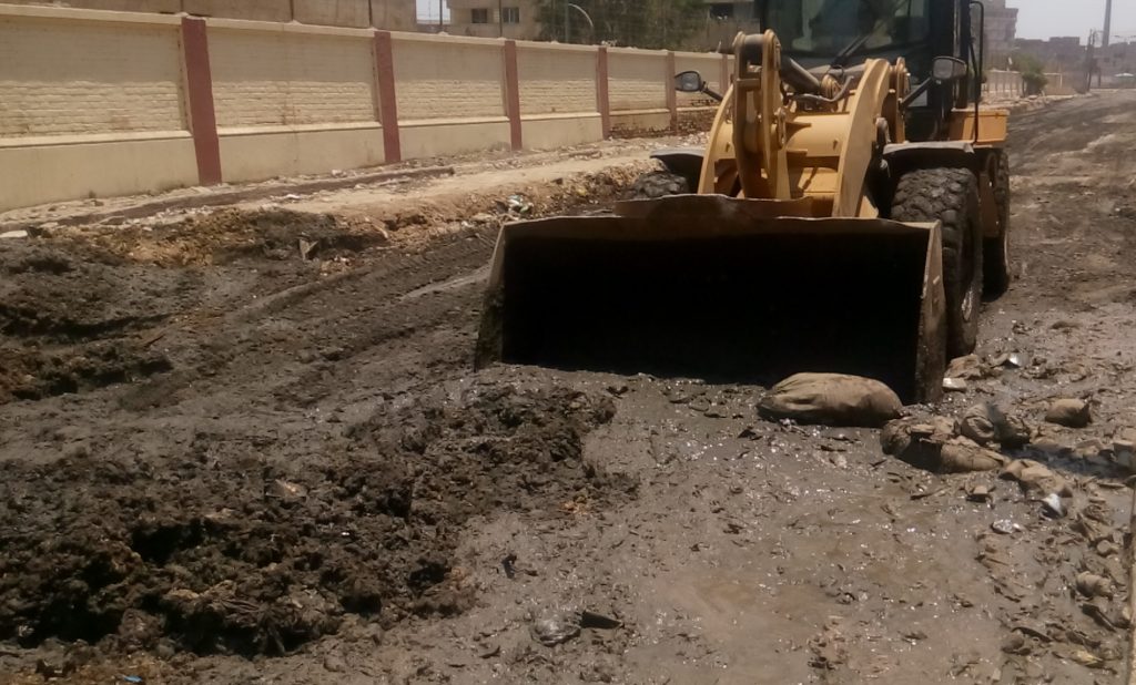 بالفيديو :رفع مياة الصرف الصحي بأحد شوارع مدينة المحلة الكبري بعد ثلاث ايام من تجمع المياة