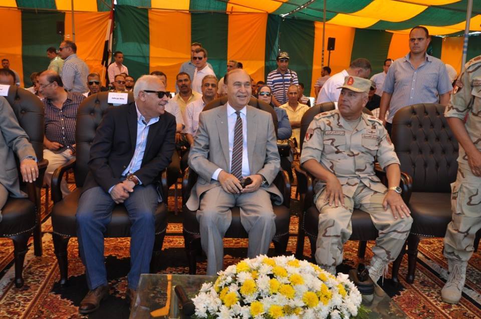 الفريق مميش يرفع علم مصر على عدد 2 ونش عائم بقدرة 2500 طن