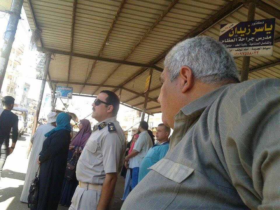 محافظ دمياط يكلف بحل أزمة إضراب سائقي خط كفر العاب والاستعانة بسيارات ميني باص لتشغيل الخط وتحذير شديد اللهجة للسائقين