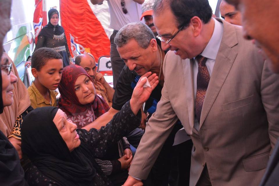 محافظ الدقهلية : توقيع الكشف الطبي على 2150 بالقافلة الطبية بقريه صدقا بمركز تمي الامديد…