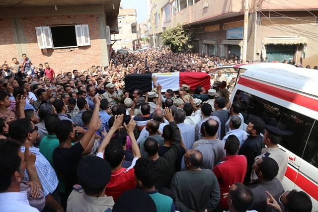 محافظ المنوفية فى وداع الشهيد نقيب أحمد حسانين الأرهاب لن يكسر مصر وكلنا أبناء أسر الشهداء