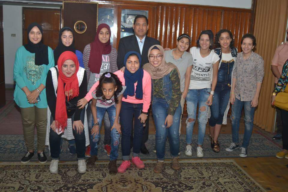 محافظ الغربية يستقبل صيد المحلة فى مكتبة ويهنئ فريق كرة القدم النسائية بالصعود والاعبات يطالبن دعمة