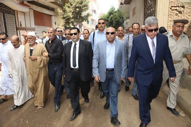 بالصور: محافظ المنوفية ومدير الأمن يتقدمان جنازة الشهيد ملازم أول تامر عبدالحافظ بمسقط رأسه بقرية أم خنان بقويسنا.