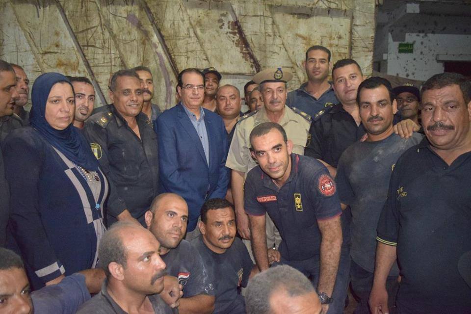 محافظ الدقهلية يتفقد موقع العقار ويتابع عمليات رفع الانقاض