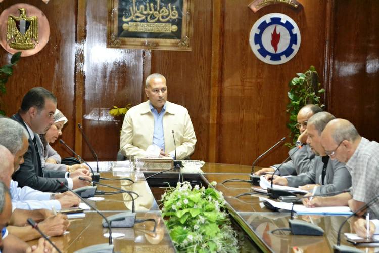 محافظ السويس يطالب بحل مشاكل الصرف الصحي والمياه خلال أسبوع