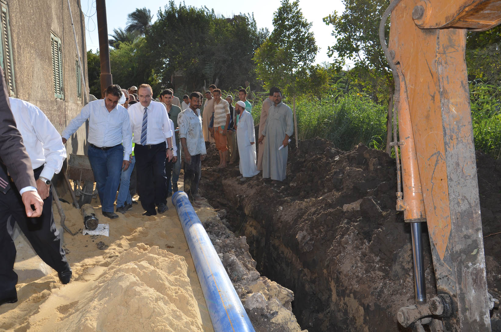 محافظ بني سويف يتفقد مشروع الصرف الصحي في قرية عبد القادر