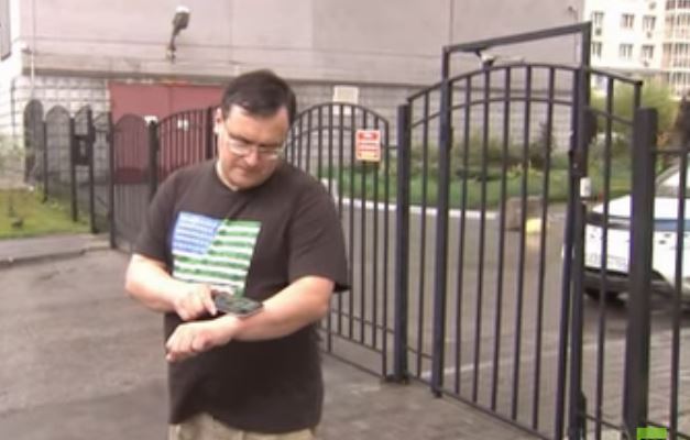 لن تصدق:طبيب يزرع رقائق إلكترونية تحت جلده ويحول ذراعه إلى جهاز متعدد