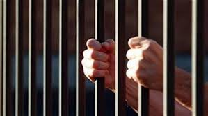 حبس مدير بكفر الشيخ  15 يومًا لاتهامه بتقاضي رشوة 20 ألف جنيه