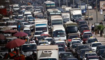 إنقلاب سيارة نقل تسبب في شلل مروري بالدائري والمحور