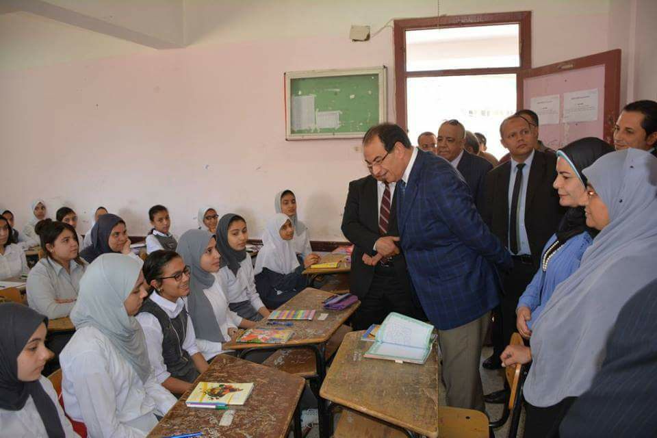 محافظ الدقهلية يتفقد عدد من المدارس للاطمئنان على سير العملية التعليمية في أول أيام العام الدراسي
