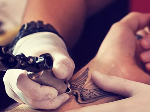 صدق أولا تصدق التاتو الدائم يسبب حساسيه مزمنه واكزيما!!