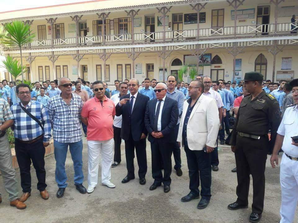 محافظ بورسعيد يتفقد سير العملية التعليمية بمدرسة القناة الاعدادية بنات ومدرسة بورسعيد الثانوية العسكرية