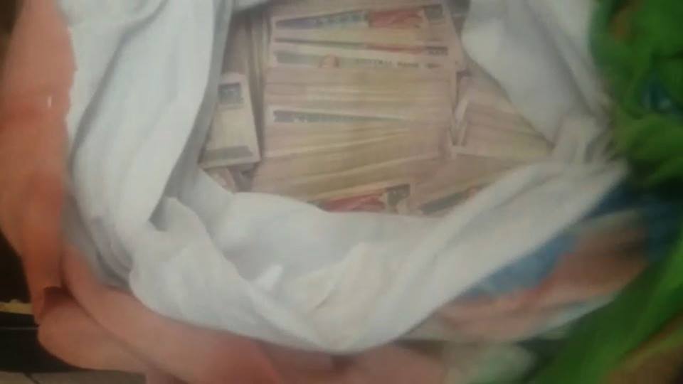 ضبط عاطلين بحوزتهم 2,602,500 جنيه لتهريبها للخارج