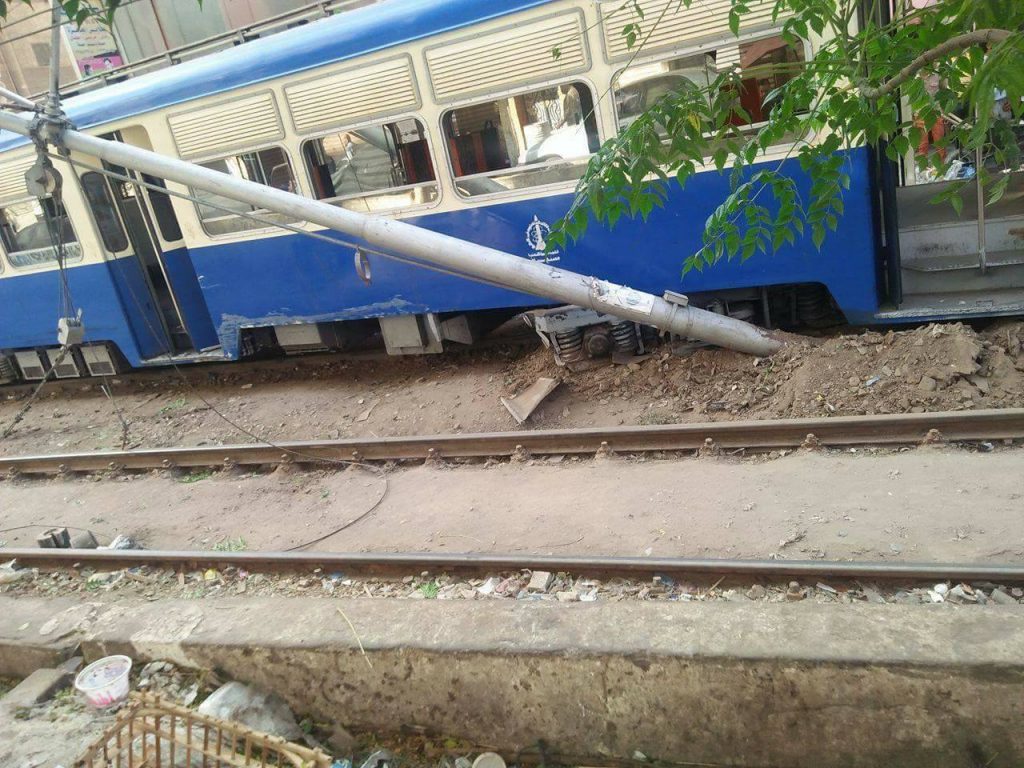 بالصور..فزع وقلق بين الركاب بسبب خروج الترام عن القضبان