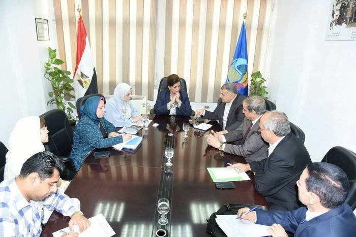 محافظ البحيرة تشيد بدور كلية التربية بدمنهور فى القضاء على محو الأمية